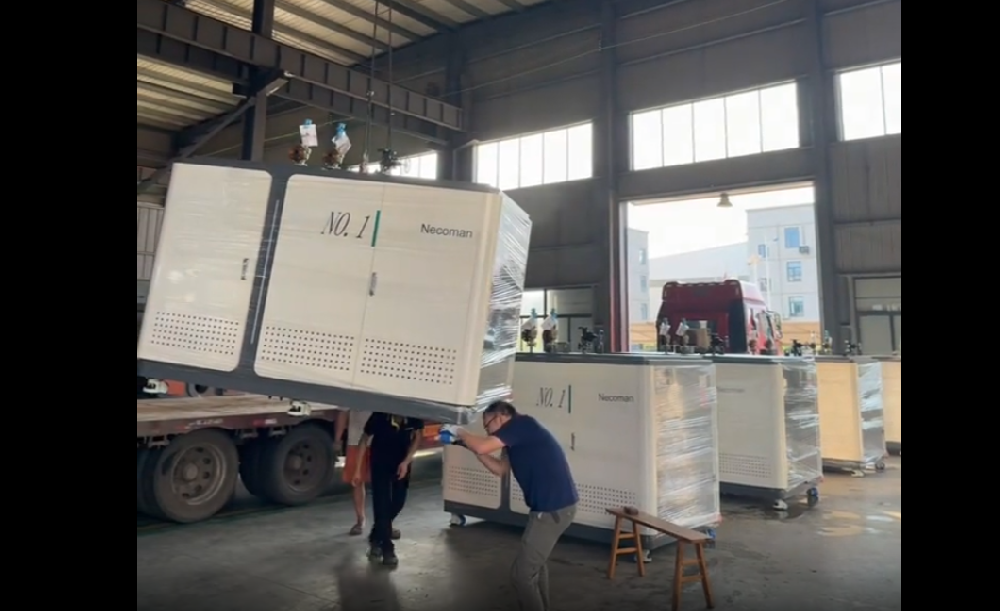 內(nèi)蒙古奶制品工廠6臺一噸燃?xì)庹羝l(fā)生器裝車發(fā)貨